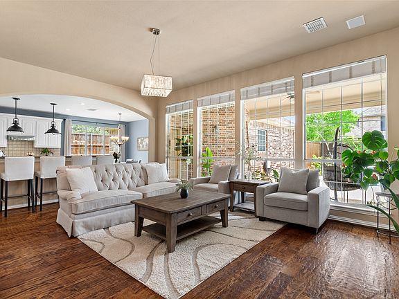2nd image of 711 Villanova Ct