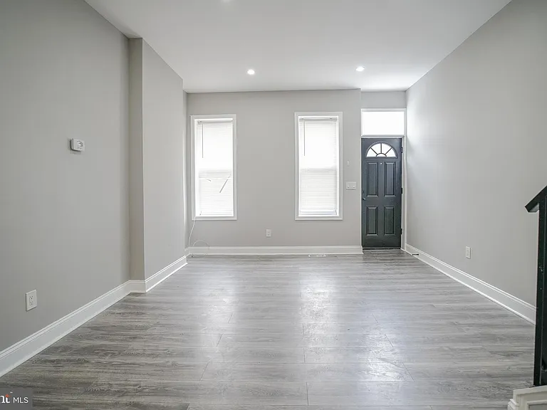 1535 W Seltzer St — Photo 5
