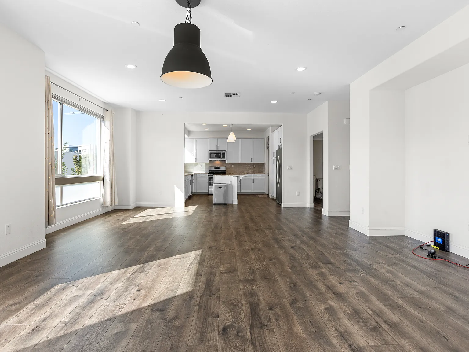 4 bed, 2.5 bath, 2292 sqft, $4,500 — Photo 4
