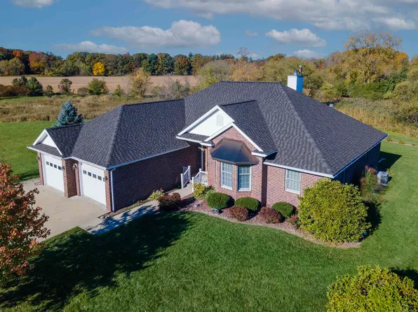 5832 N Braeburn Dr, Saginaw, MI 48638