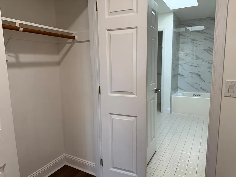 Ensuite full bathroom with primary bedroom.