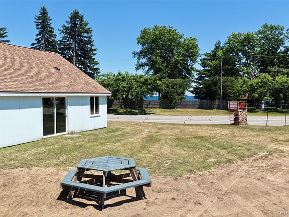 3rd image of 2898A Lakeshore Rd