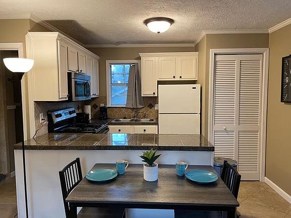 4th image of 718 Ash St #1/2