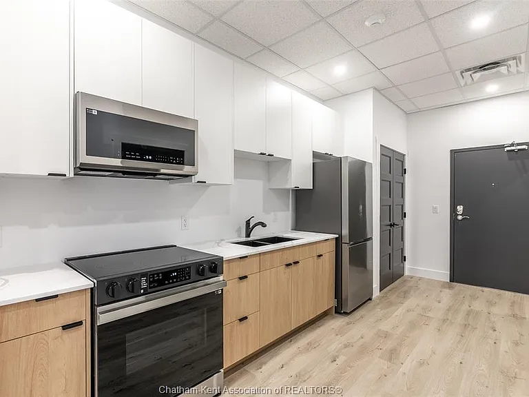 138 King St W #204 — Photo 13