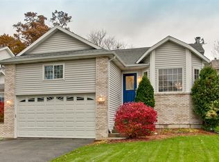 812 Woodland Rd, Wauconda, IL 60084