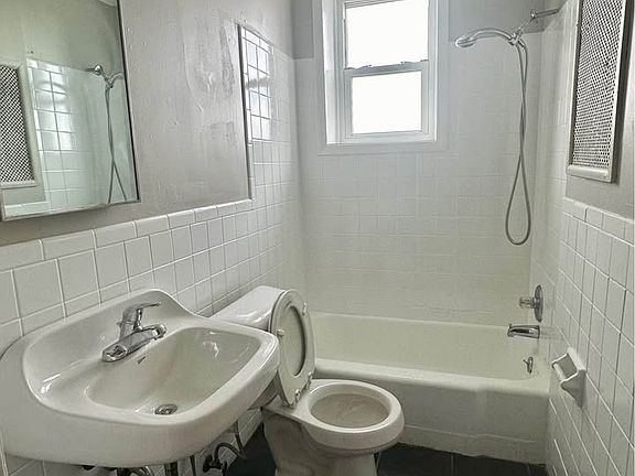 3rd image of 829 Main St #6