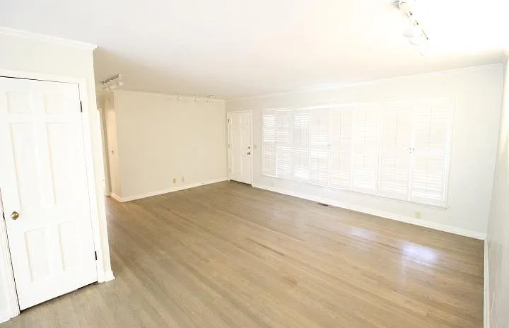 2436 Huntleigh Dr — Photo 2