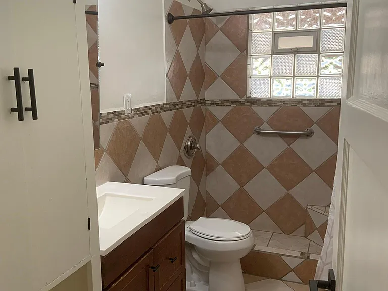 1735 W Fairmount Ave — Photo 3
