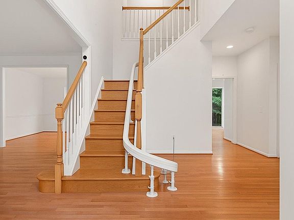 4th image of 101 Glencoe Ct