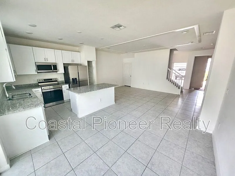 3 bed, 2.5 bath, 1648 sqft, $2,000 — Photo 2