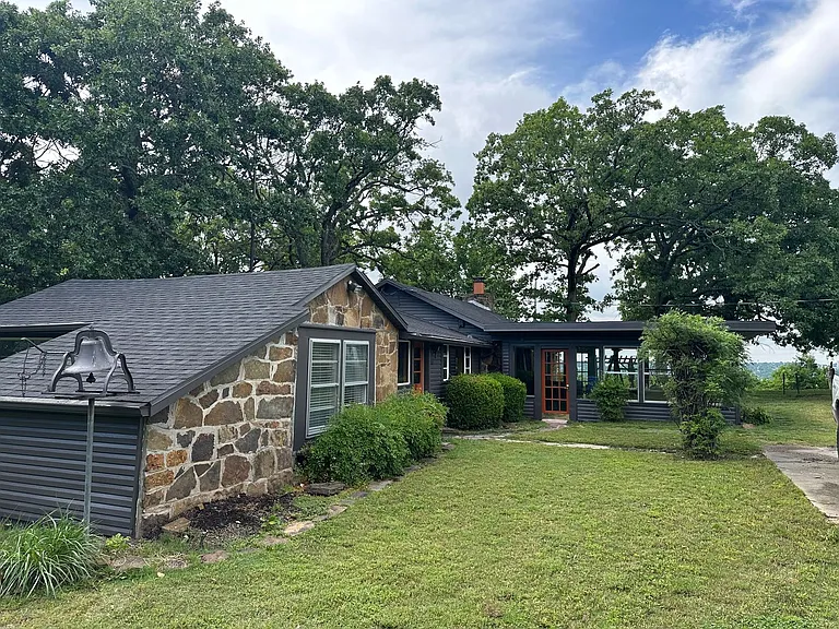 460 W Ravenswood Ln — Photo 2