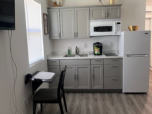 4th image of 1040 La Paloma Dr #1