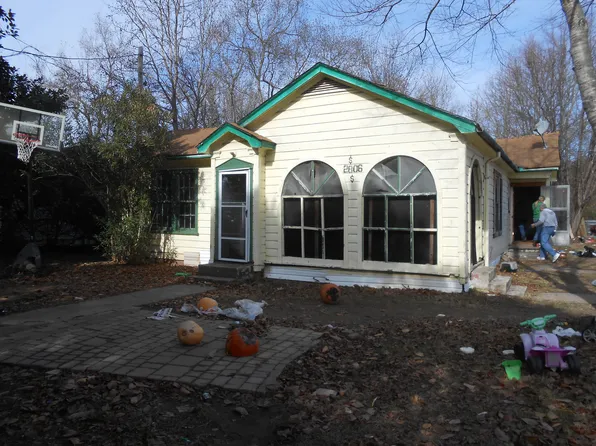 2806 S Lake Dr, Texarkana, TX 75501