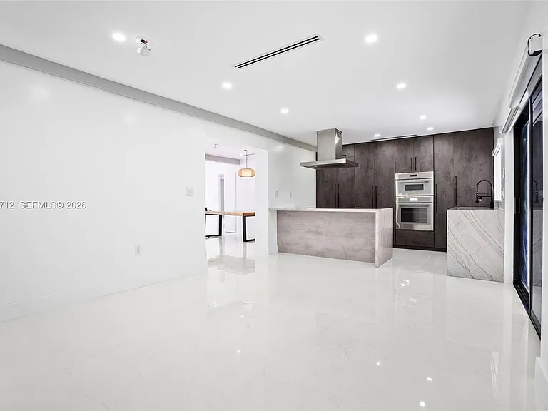 56 Whitethorn Dr — Photo 8