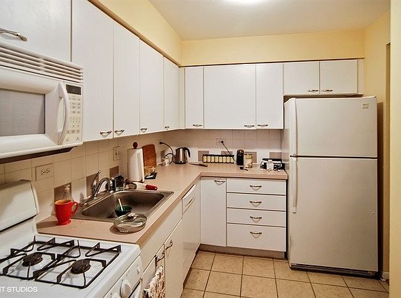 5th image of 301 Chicago Ave APT 2CE