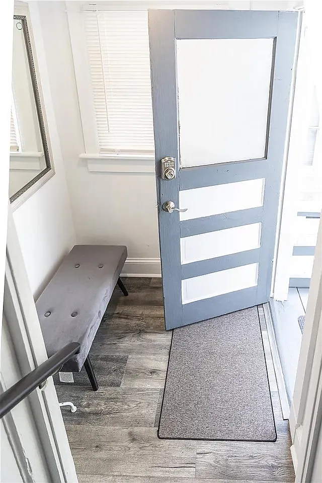 2 bed, 700 sqft, $2,200 — Photo 3