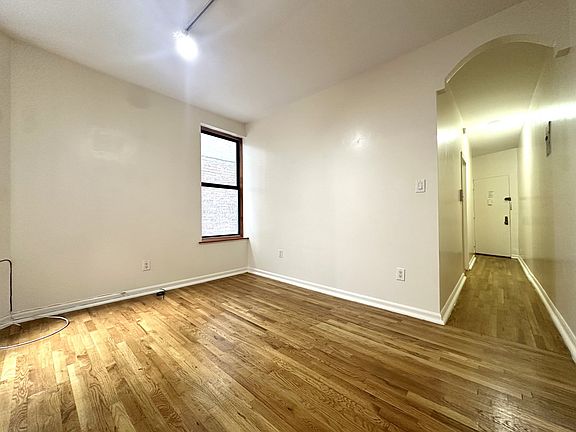 4th image of 3133 Broadway APT 15
