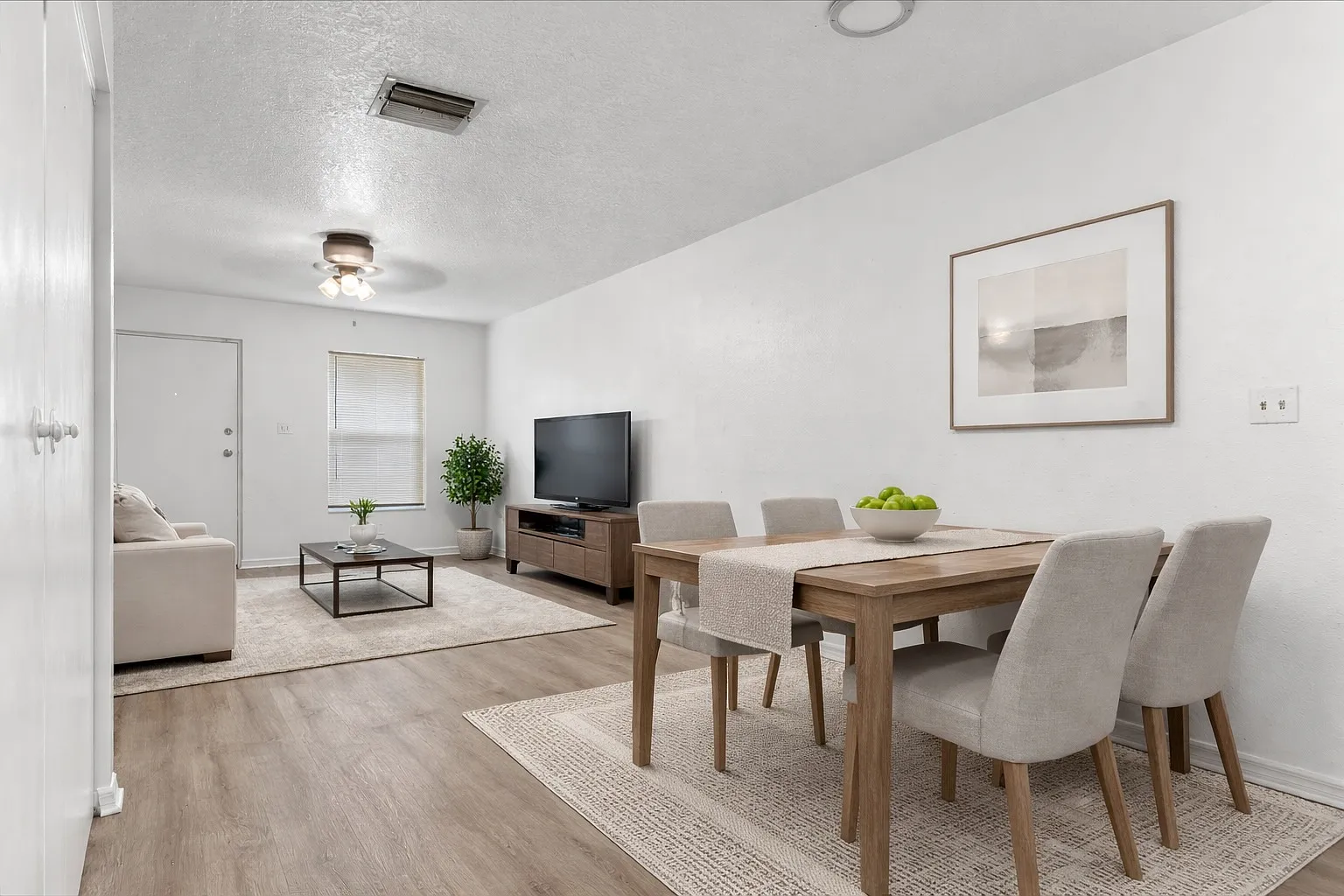 3 bed, 975 sqft, $1,600 — Photo 1