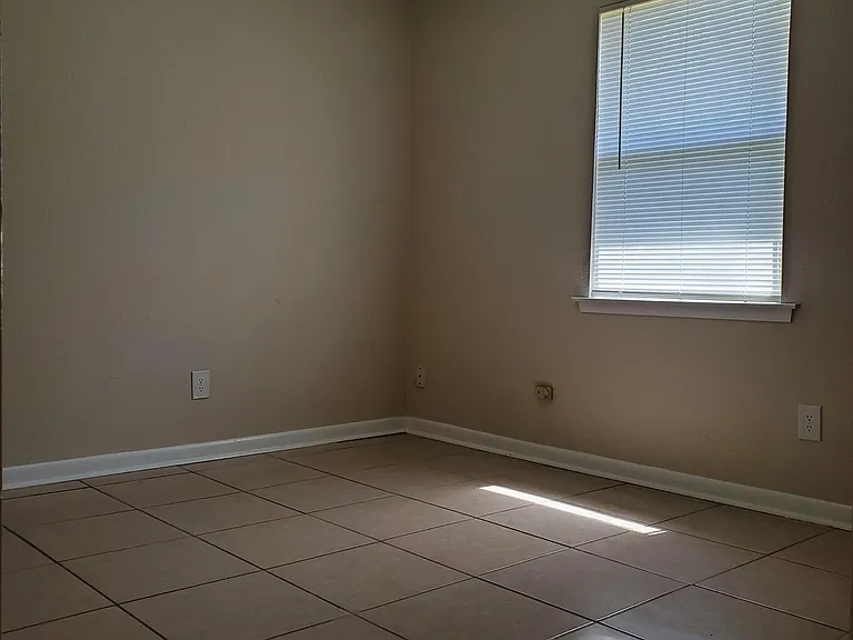 1805 Courtney Dr — Photo 5