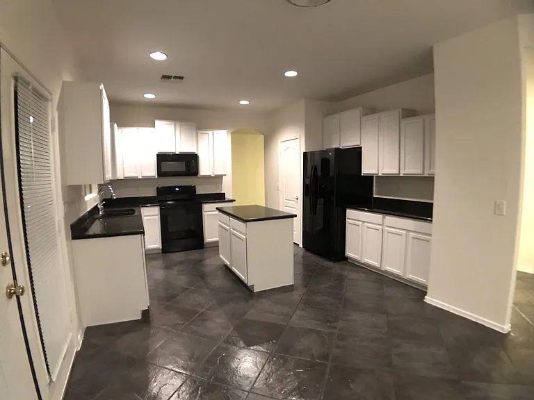 17584 W Acacia Ct — Photo 5
