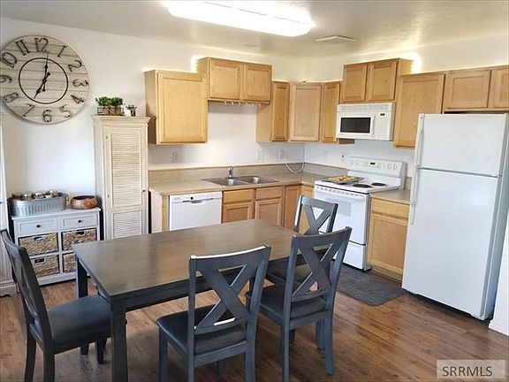 3rd image of 3526 E Greenfield Dr