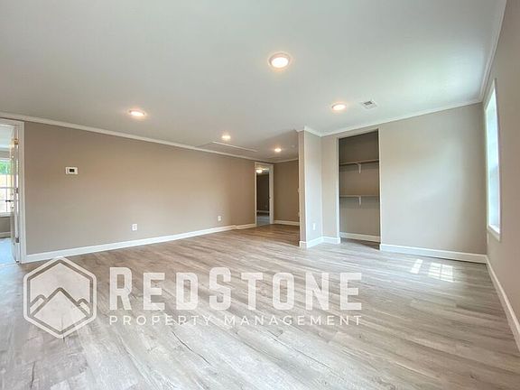 3rd image of 909 Washington St APT B