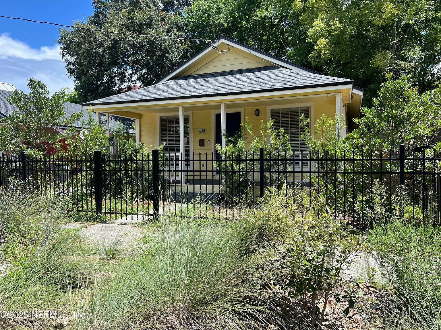 3 bed, 1.0 bath, 1012 sqft, $1,645 — Photo 2