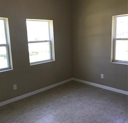 5th image of 215 Pearlwood St
