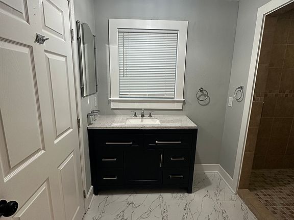 5th image of 927 W Victory Dr