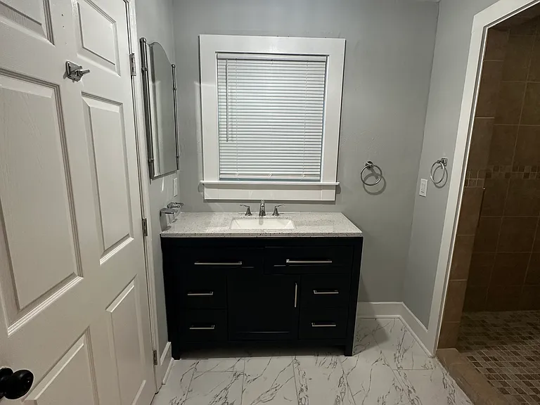 927 W Victory Dr — Photo 5
