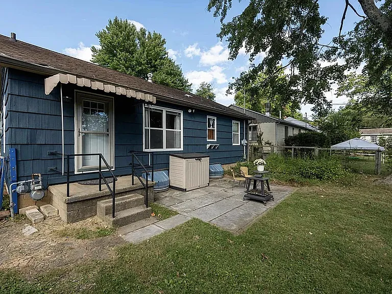 904 E Maxwell Ln — Photo 2