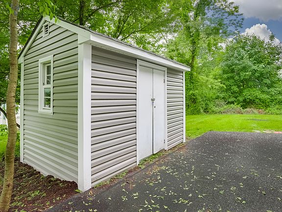 5th image of 176 E Mary Ln