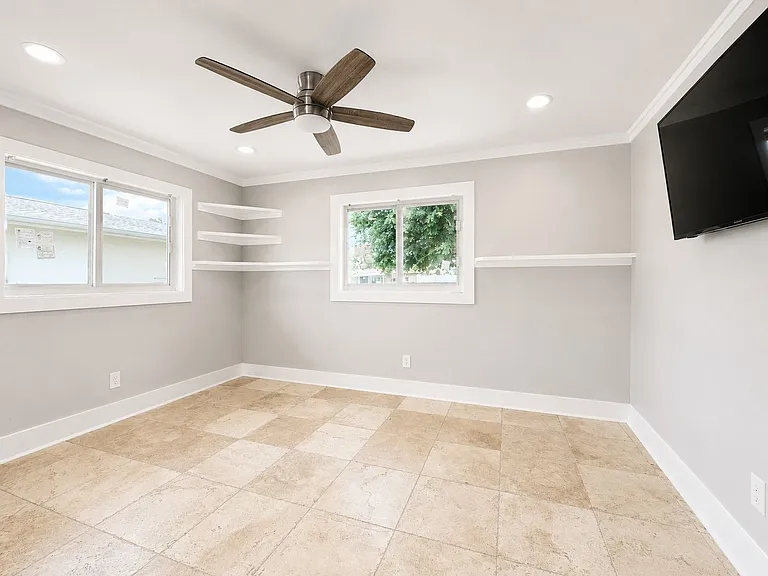 912 Dolphin Dr — Photo 5