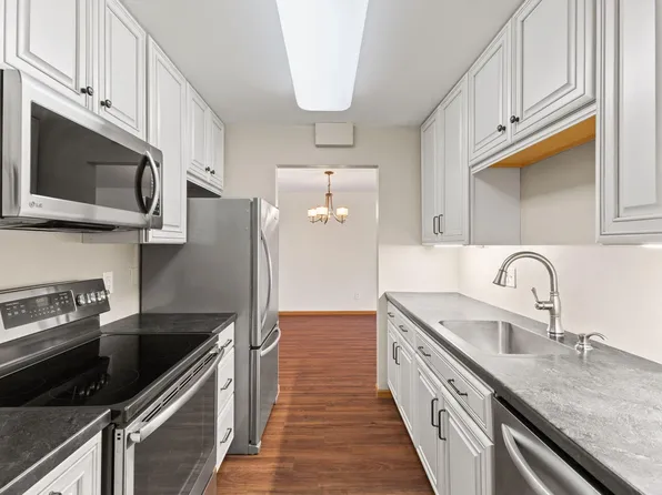 2690 Oxford St N APT 201, Roseville, MN 55113