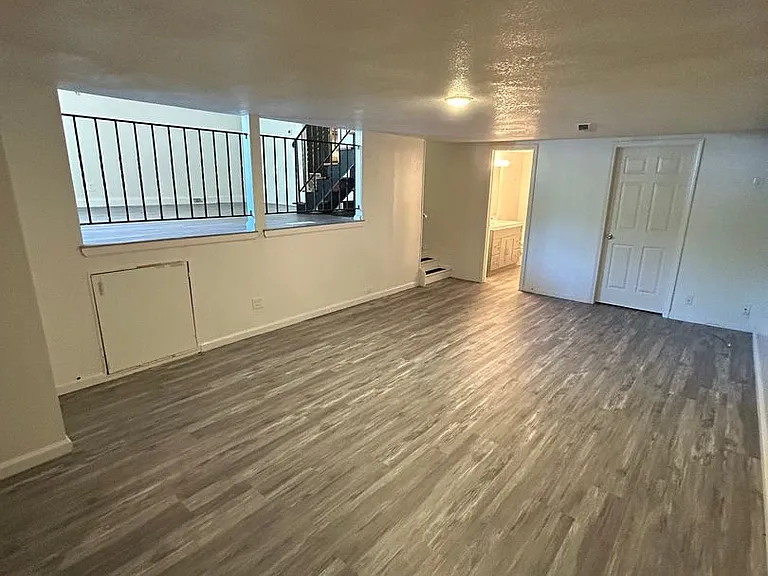 11301 Herrick Ave — Photo 13