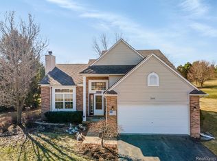12438 Peabody Dr, Fenton, MI 48430