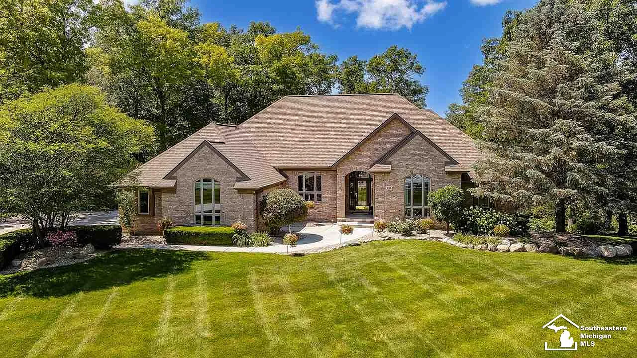 2431 Waterfront Dr photo 1