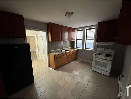 9 1/2 Grant Ave #1L