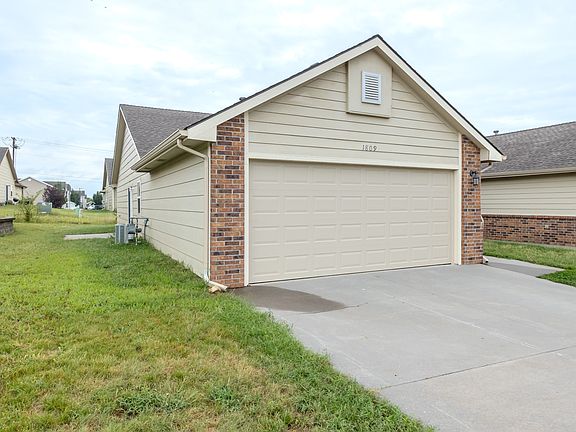 2nd image of 1809 Clover Dr