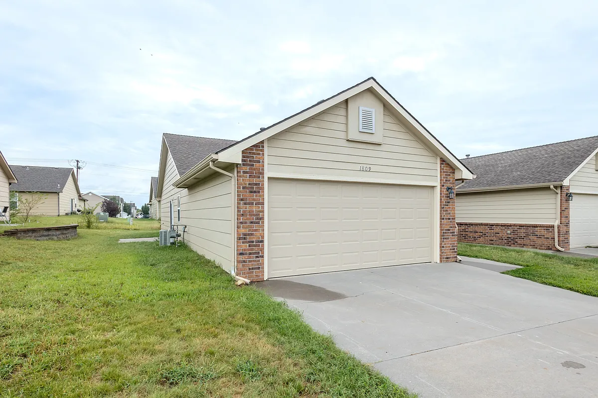 Building Photo - 1809 Clover Dr