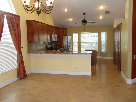 Dining Area & Kitchen