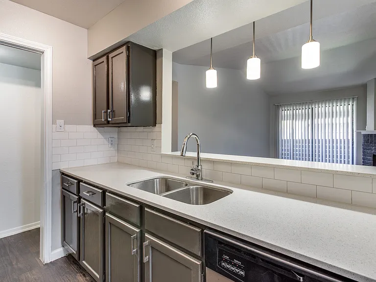 Maxwell Apartments — Photo 42