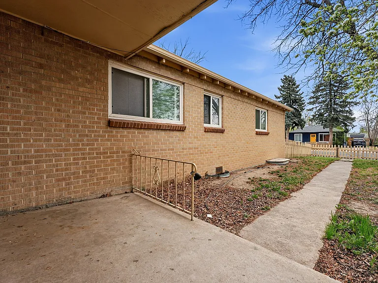 1717 Clinton St — Photo 2