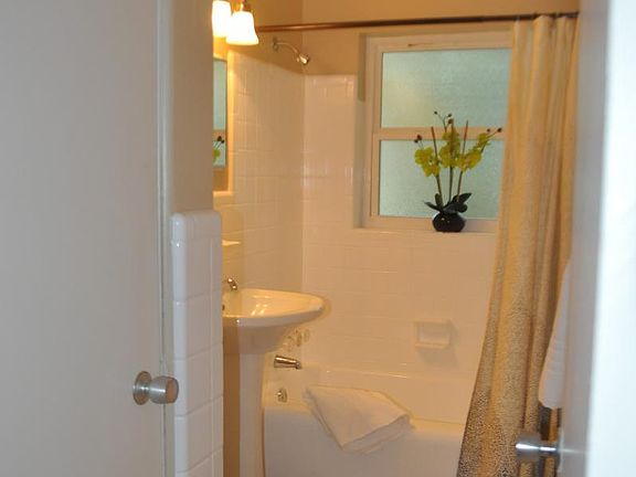 4 piece bath with closet!