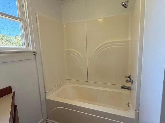 3rd image of 920 Allen Dr