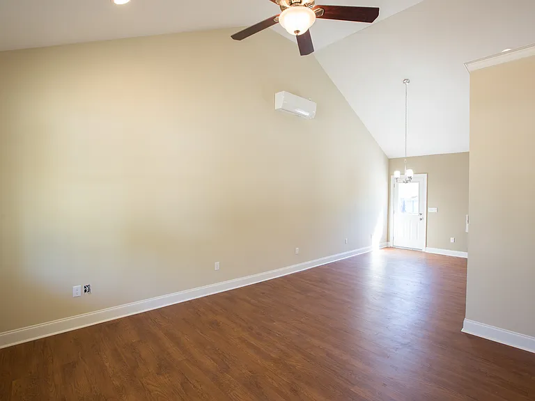 724 Moore St — Photo 4