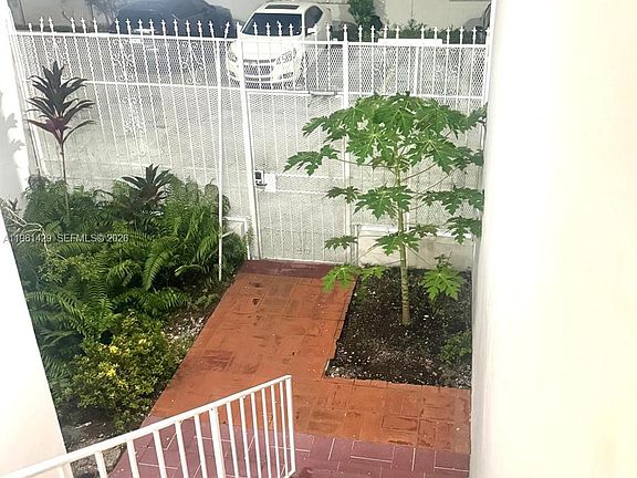4th image of 755 SW 6th St APT 6