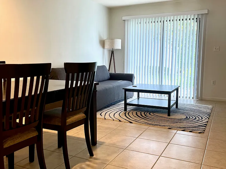 1432 SW 25th Pl — Photo 3