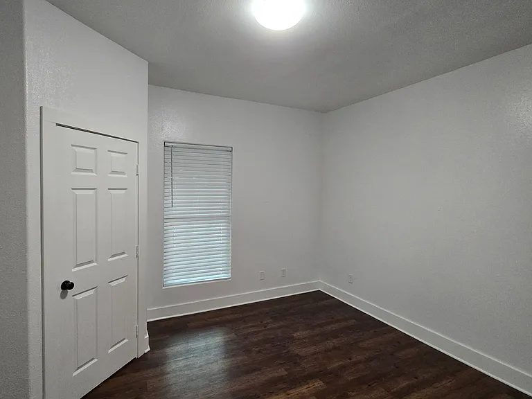 715 E Queen St — Photo 14