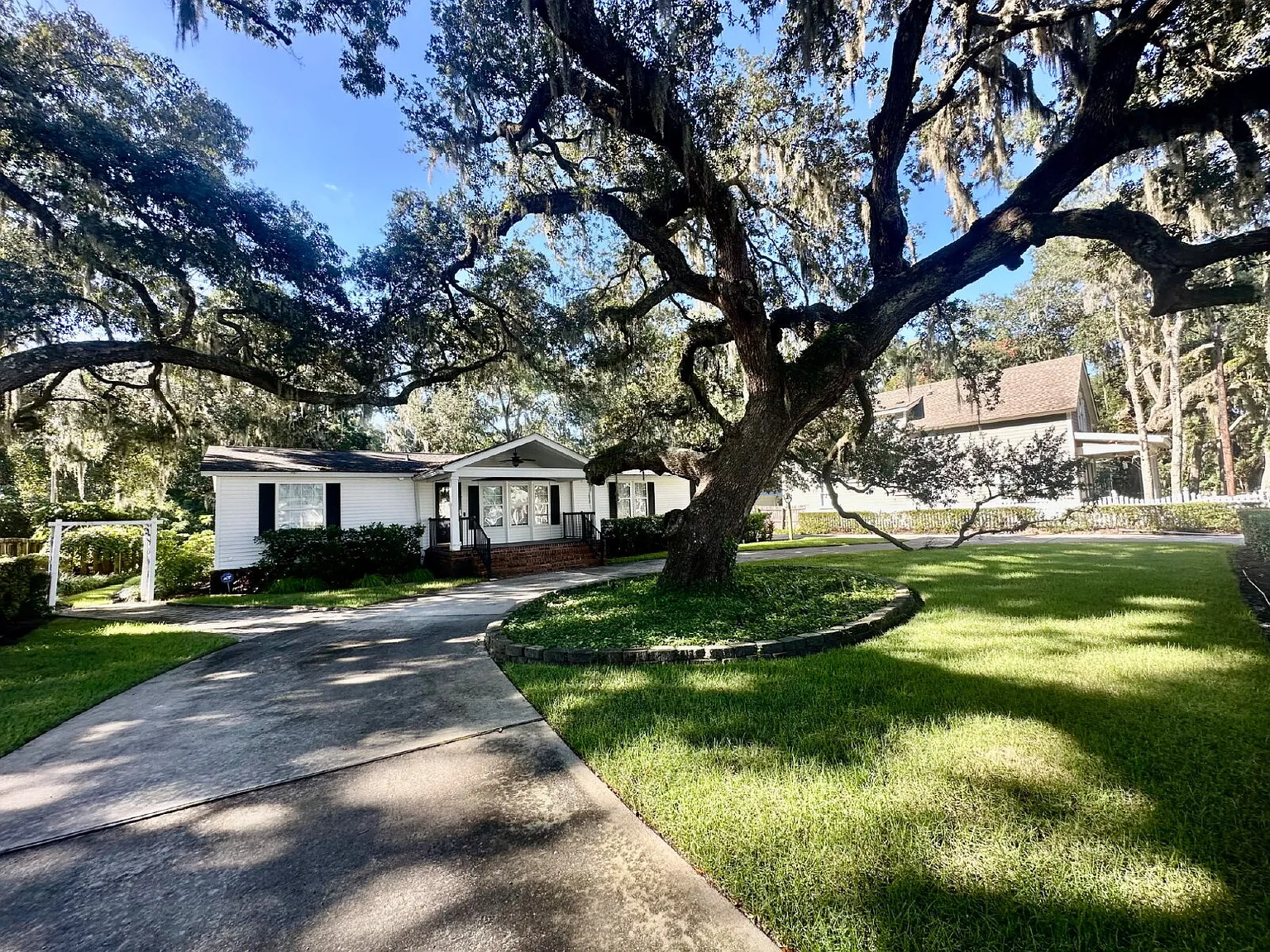 3 bed, 2.0 bath, 1876 sqft, $3,995 — Photo 3